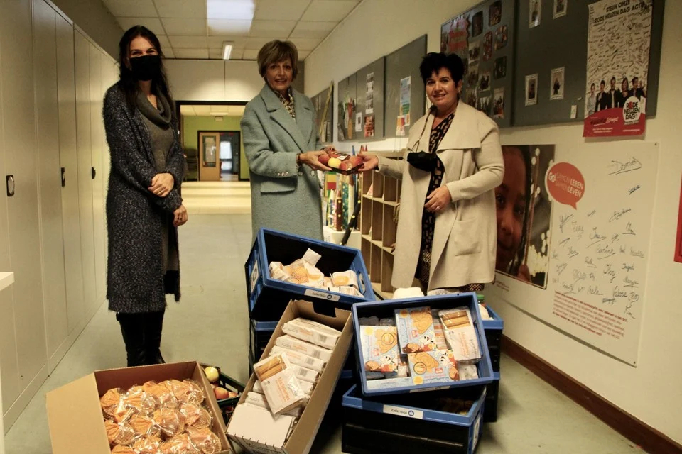 Isbroodnodig speelt voor sinterklaas in Schakelschool