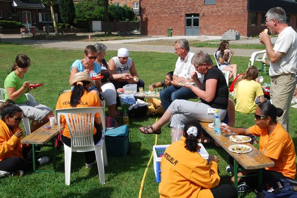 Boezeroenen zoeken gastgezinnen voor Internationaal Folklorefestival