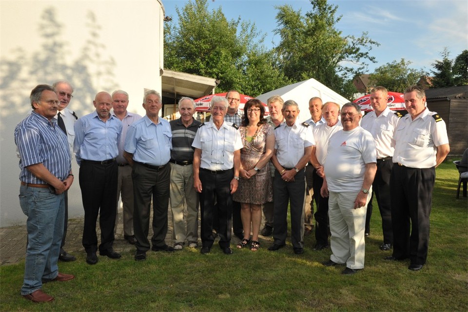 Oudgedienden zeemacht samen voor barbecue