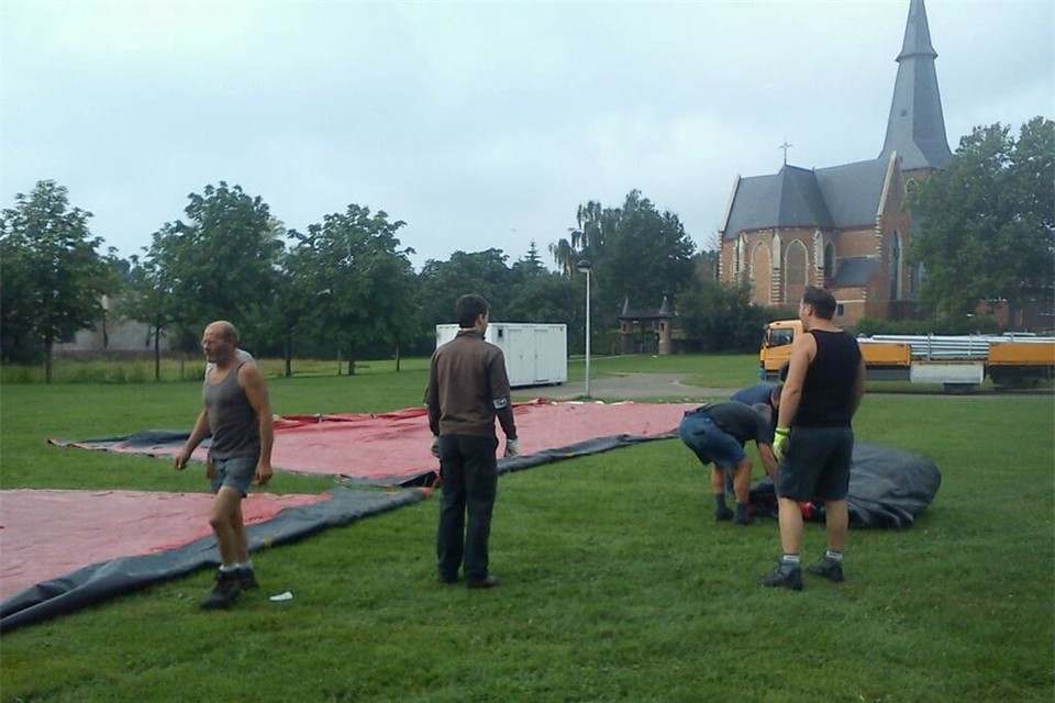 Festivaltent Boezeroenen verrijst in Kuringen