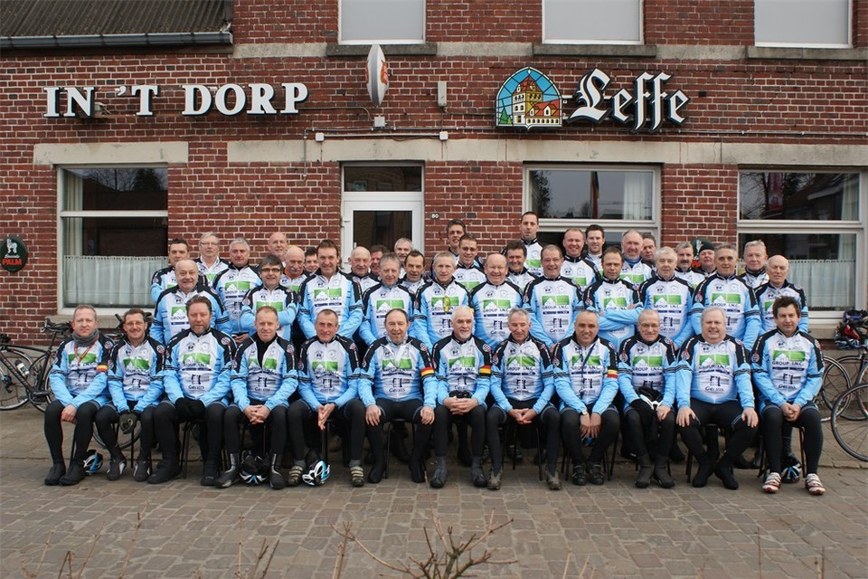 Wielertoeristenclub De Doortrappers pakt uit met nieuwe kledij