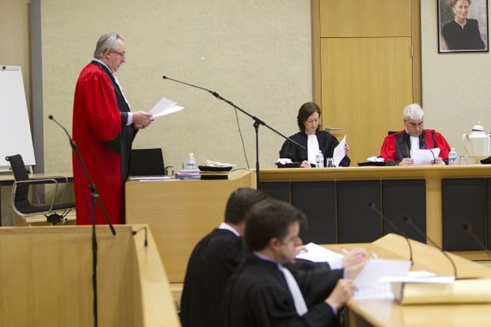 Beschuldigde moedermoord kijkt ongestoord naar lijkbeelden