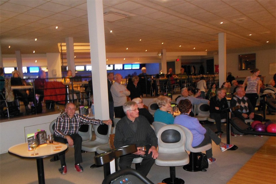 Neos Kuringen op de bowlingbaan