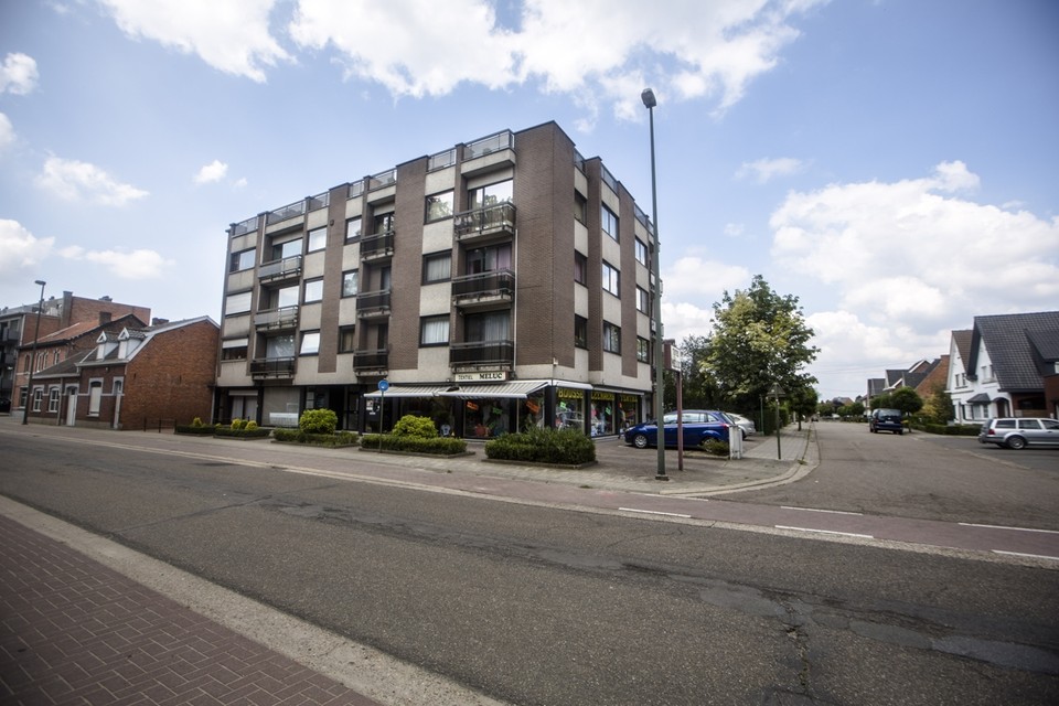 Peuter maakt zware val door vliegenraam