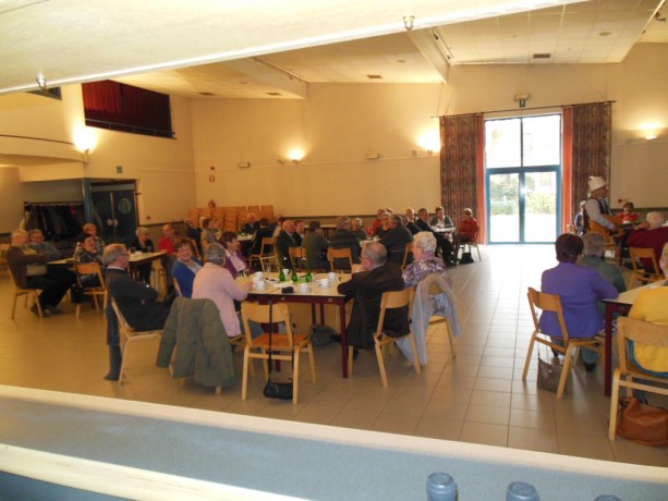 Troubadour entertaint Neos Kuringen