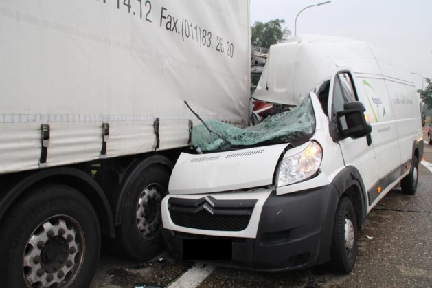 Kuringenaar (27) zwaargewond na klap tegen truck