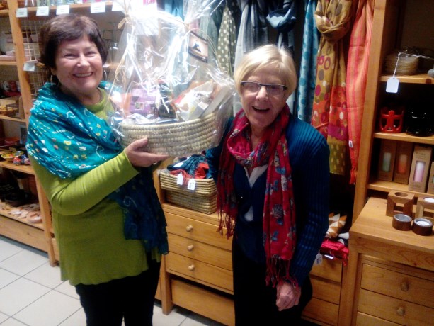 Mieke Wieërs wint geschenkenbeursmand Oxfam