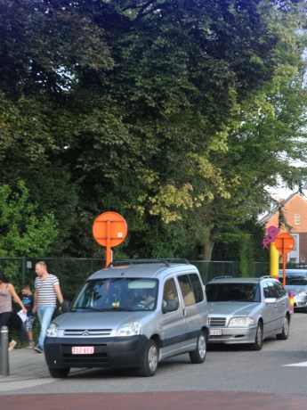 Slagbomen voor veiligheid schoolgaande kinderen in Crutzenstraat