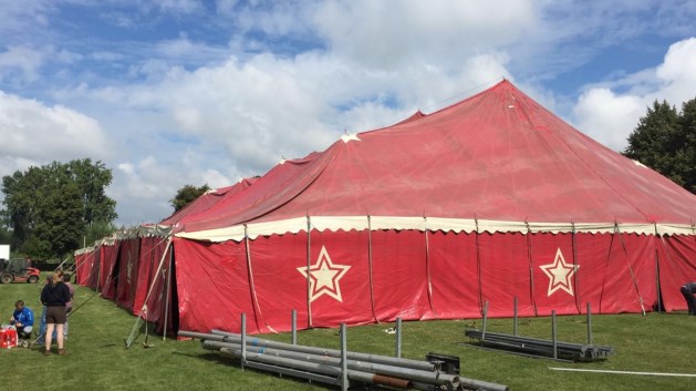 Festivaltent verschijnt achter de kerk van Kuringen