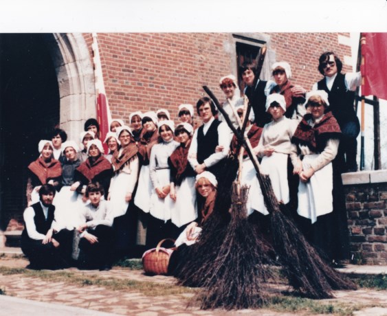 Volkskunstgroep De Boezeroenen verbindt al 40 jaar dans en muziek