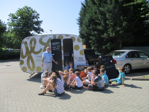 Meester Ronald geeft les aan de Virga Yes-mobiel