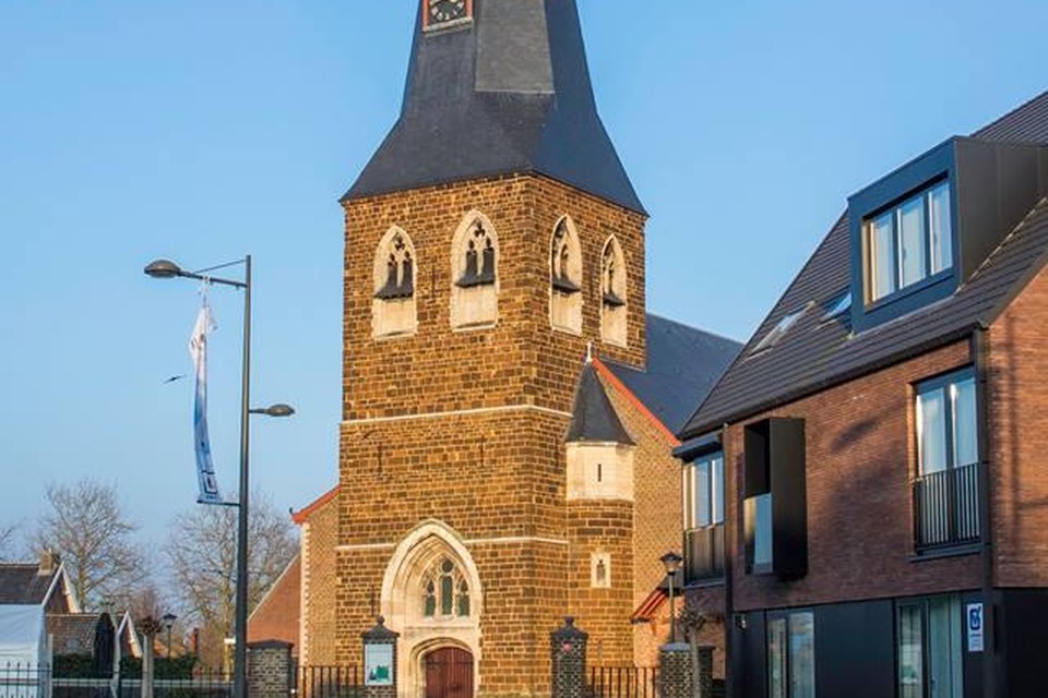 Pastoor Kuringen fotoshopt kerkhaan weg en fopt zo halve parochie