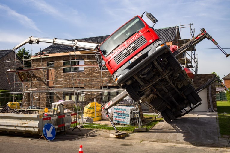 Arbeider gewond nadat kraan op woning valt