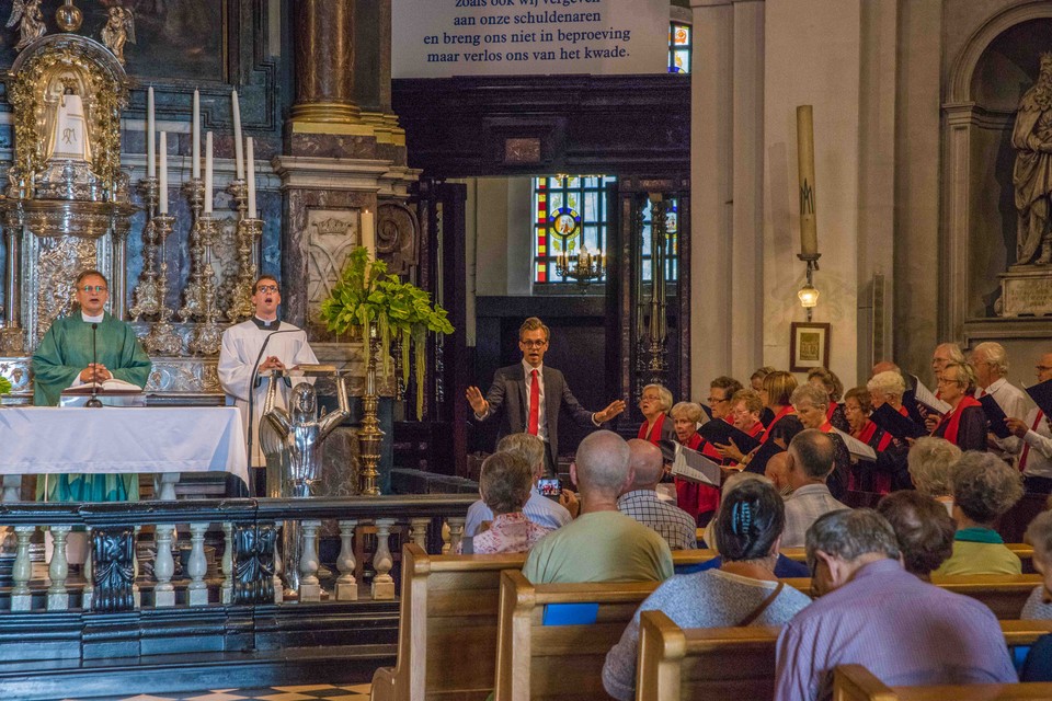Koninklijk Sint Ceciliakoor Kuringen zingt in Scherpenheuvel