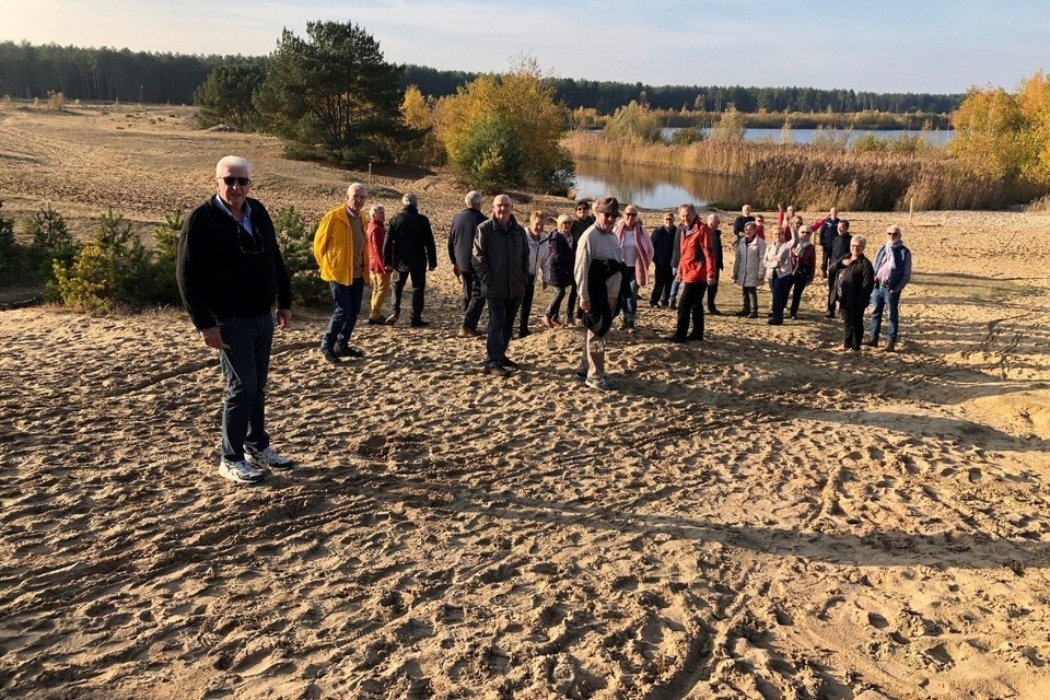 Neos Kuringen wandelt in Bosland