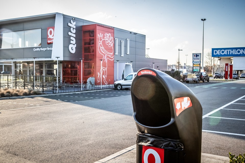 Facebookpost over schrijnende situatie duizenden keren gedeeld: “Hij zocht eten in vuilnisbak van Quick”
