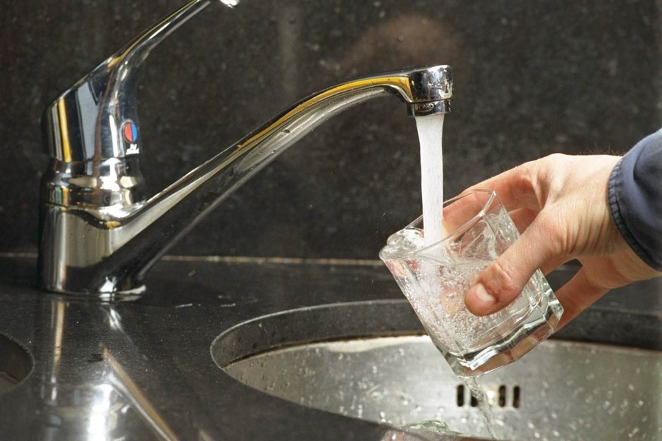 Hele straat urenlang zonder water omdat werkmannen kraan vergeten opendraaien