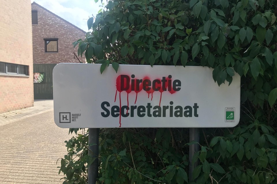 Twee jongeren schilderen scheldwoorden en hakenkruisen in Kuringen