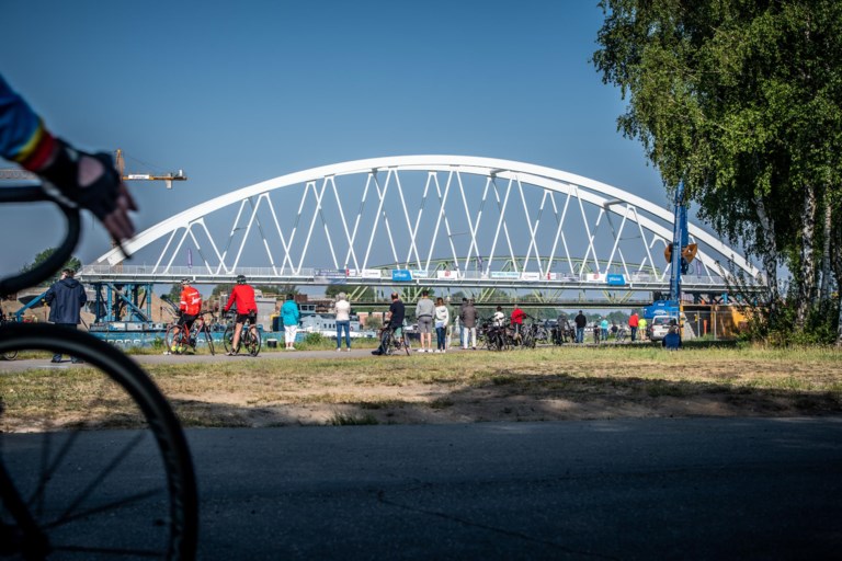 Veel kijklustigen voor plaatsing spoorbrug