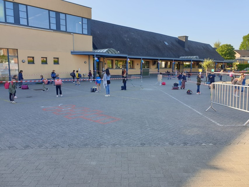 Zo zien de heropende Limburgse scholen eruit: nadarhekken en banken uit elkaar