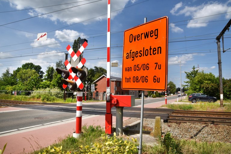 Aannemers plaatsen foute borden bij overwegen