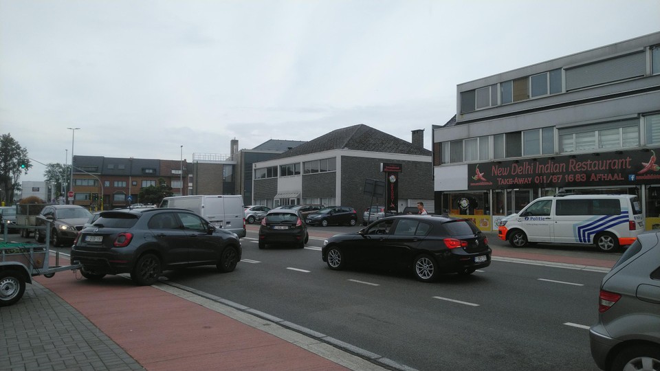 Eerste dag zonder beperkingen aan recyclageparken: meteen weer file in Hasselt