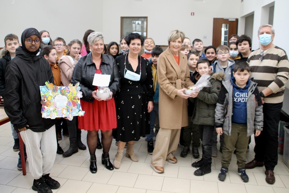 Kinderen van Schakelschool tonen hun dank aan vrijwilligers 