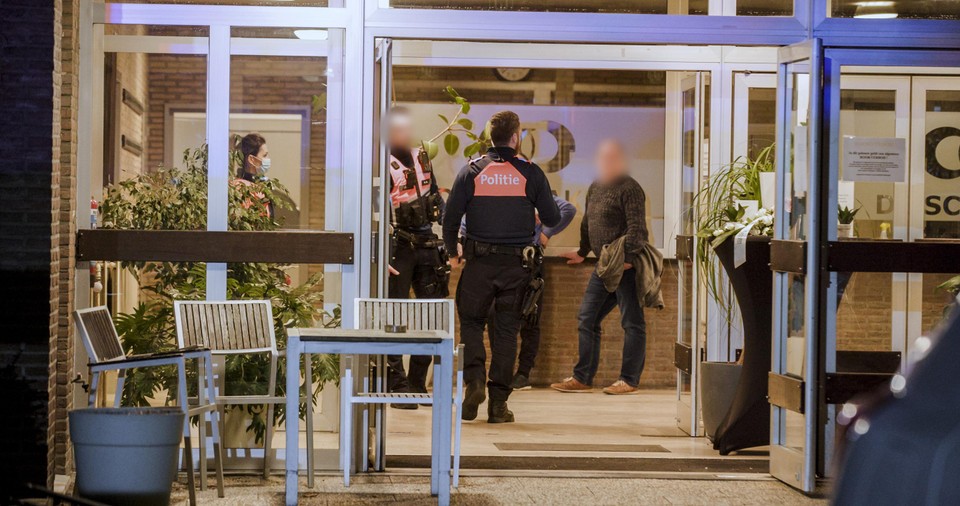 Poging moord tijdens avondje poker in Hasselt: zestiger schiet opponent neer na ruzie