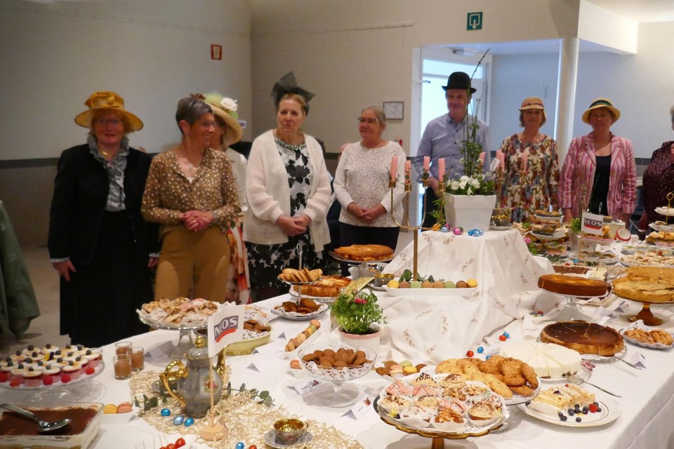 Keurige dames en heren van Neos Kuringen genieten van high tea