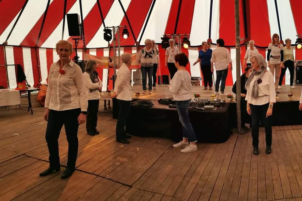 The Charming Dancers brengen ambiance in Kuringen