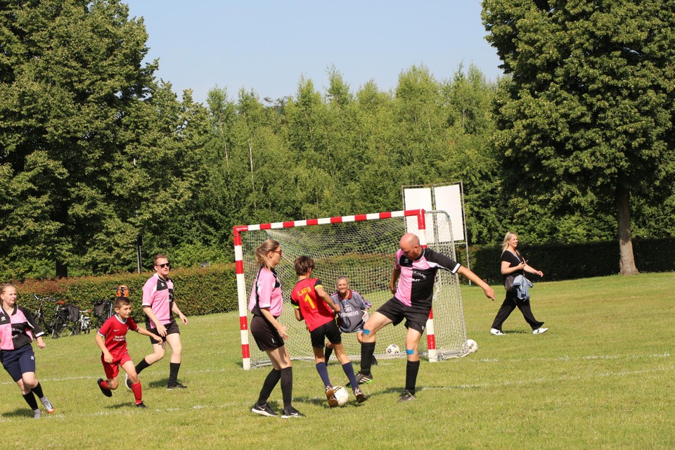 Leerlingen en leerkrachten van SBS Kuringen voetballen tegen elkaar