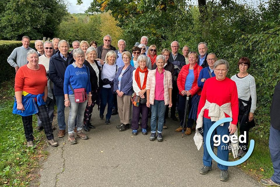 Wandelaars van Neos Kuringen stappen langs Zwarte Beek in Zelem