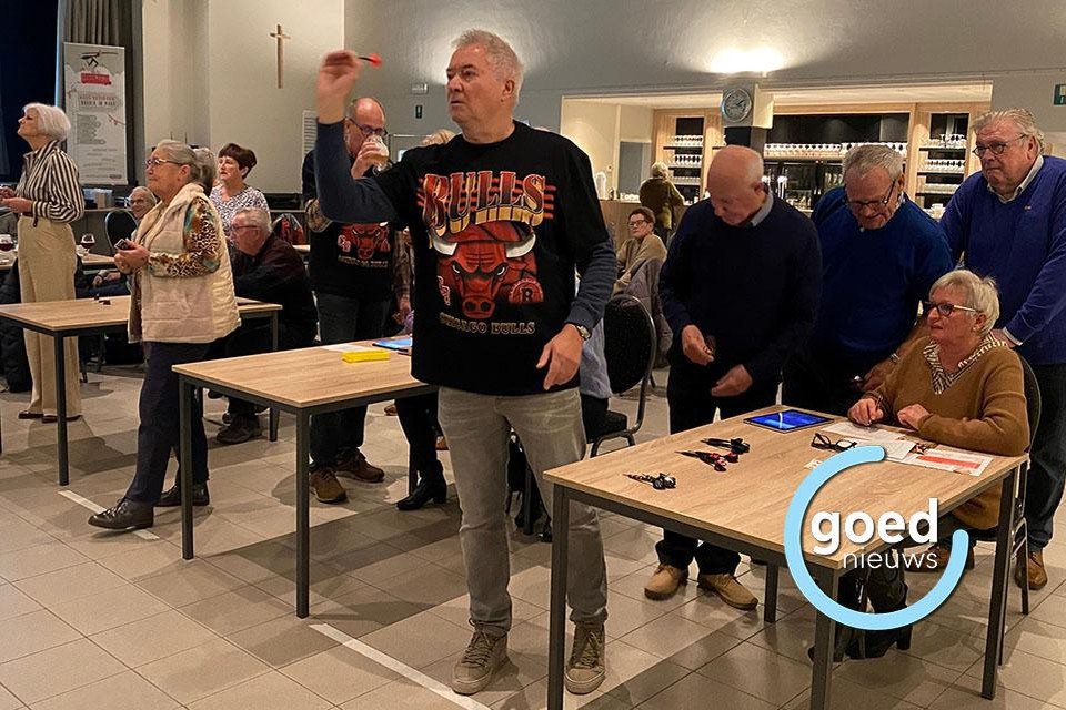 Neos Kuringen gooit pijltjes tijdens dartsnamiddag