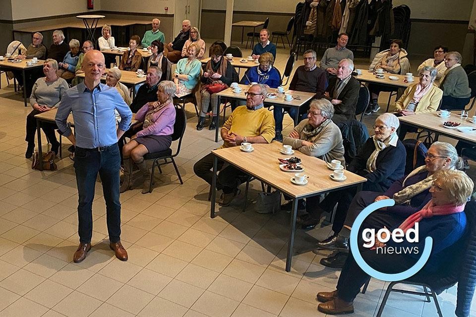 Neos Kuringen luistert geboeid naar Manu Adriaens